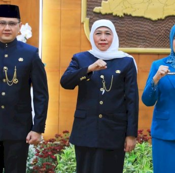 Gubernur Khofifah Serahkan SK Perpanjangan Masa Jabatan Pj Wali Kota Batu Aries Agung Paewai