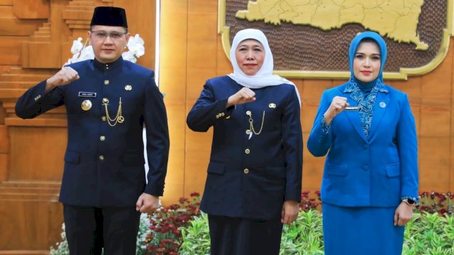 Ket : Gurbernur Jawa Timur, Khofifah Indar Parawansa usai menyerahkan SK Perpanjangan Masa Jabatan Pj Wali Kota Batu, Aries Agung Paewai. (Istimewa)