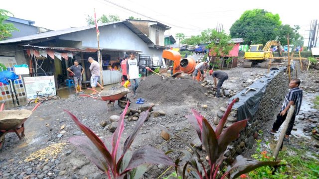 Proses pengerjaan jalan alternatif di Pangkabinanga dalam rangka mengurangi kemacetan. (Dok. Humas Gowa)
