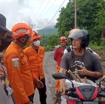 Ditengah Erupsi Gunung Lewotobi, WNA Asal Swedia Malah Camping di Daerah Rawan Aliran Erupsi