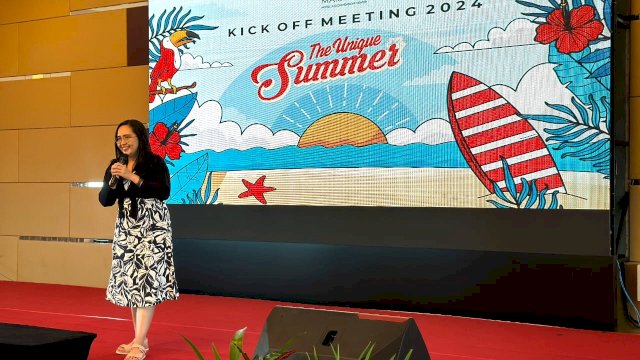 General Manager ASTON Makassar Hotel Tammy Helen saat memberikan keterangan di sela-sela Kick off Meeting bertajuk Unique Summer di ON20 Hotel ASTON Makassar, kemarin. (Dok. ASTON Makassar)