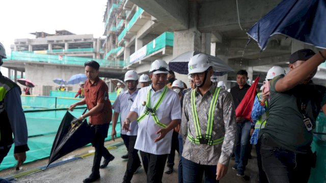 Menteri Kesehatan RI Budi Gunadi Sadikin, bersama Pj Gubernur Sulsel Bahtiar Baharuddin, saat meninjau progres pembangunan RS Jantung, Otak dan Kanker di Kawasan CPI Kota Makassar, Sabtu (20/01/2023). (Istimewa)