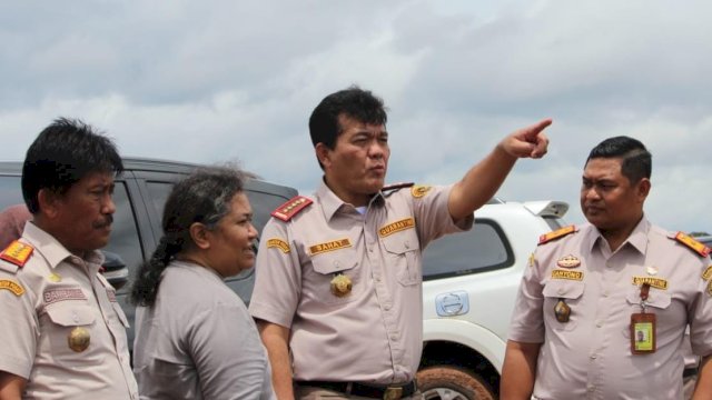 Kepala Badan Karantina Indonesia meninjau lahan pembibitan tebu di Semayan, Tanah Miring Merauke. (Foto: Humas Karantina Papua Selatan)