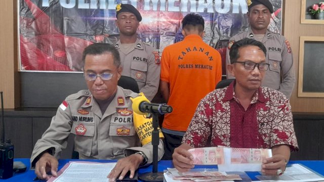 Kasi Humas Polres Merauke, AKP Ahmad Nurung (kiri), dan KBO Iptu Sewang (kanan) memberikan keteranga Pers. (Foto: Hendrik Resi / republiknews.co.id)