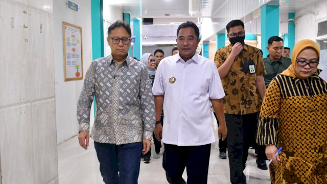 Menteri Kesehatan Budi Gunadi Sadikin, bersama Pj Gubernur Sulsel Bahtiar Baharuddin, saat melakukan kunjungan ke tiga Rumah Sakit milik Pemerintah, Sabtu (20/01/2024). (Istimewa)