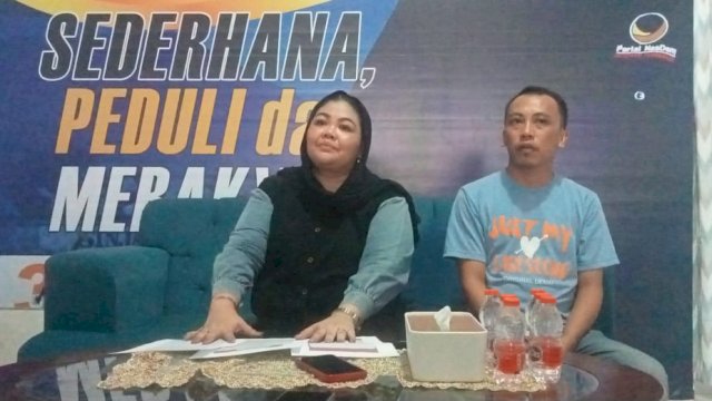 Calon Legislatif Nasdem Sinjai Dapil I, Nursanti, saat menggelar Jumpa Pers bersama Awak Media di Posko Pemenangnya, Ahad (21/01/2024). (Istimewa)