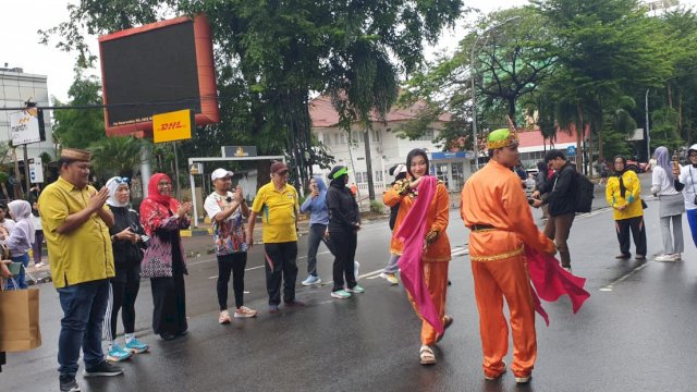 Dekranasda Sulsel turut mempromosikan Karawo dan Pariwisata Gorontalo pada masyarakat di kawasan Car Free Day di depan Hotel Horison, Jalan Jenderal Sudirman Makassar, Ahad (21/01/2024). (Istimewa)