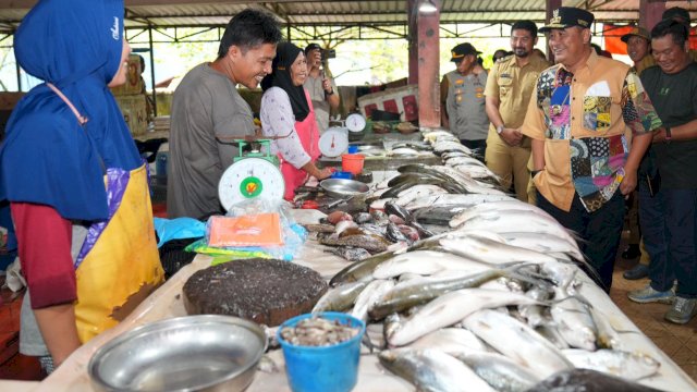 Pj Gubernur Sulsel Bahtiar Baharuddin, saat meninjau harga kebutuhan pokok di Pasar Malili, Luwu Timur, Senin (22/01/2024). (Istimewa)