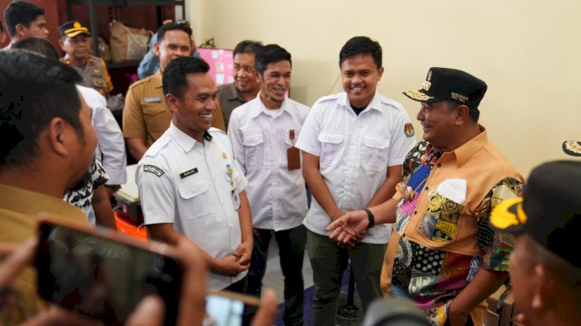 Pj Gubernur Sulsel Bahtiar Baharuddin, berbincang dengan para Komisioner KPU usai meninjau Gudang Logistik KPU Luwu Timur, Senin (22/01/2024). (Istimewa)