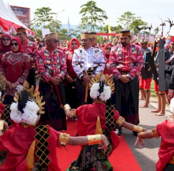 756 Penari Sambut Pj Gubernur Sulsel di HUT Luwu ke-756 dan HPLR ke-78
