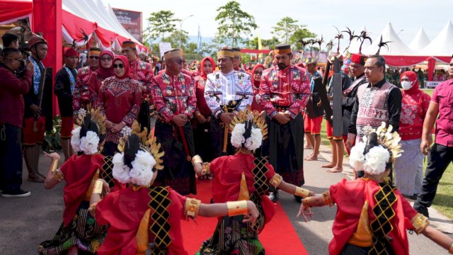 Pj Gubernur Sulsel Bahtiar Baharuddin, mendapatkan sambutan luar biasa saat menghadiri peringatan HUT Luwu ke-756 dan HPRL ke-78, Selasa (23/01/2024). (Istimewa)