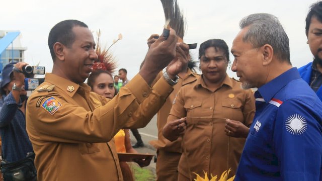 Ketua Umum PAN Zulkifli Hasan, disambut Pj Gubernur Papua Selatan ,Apolo Safanpo dengan penyematan atribut adat Marind. (Foto: Humas Pemrov PPS)