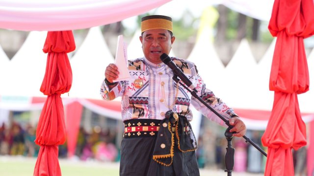 Pj Gubernur Sulsel Bahtiar Baharuddin, memberikan sambutan saat perayaan HUT Luwu dan HPRL, yang dipusatkan di Luwu Timur, Selasa (23/01/2024). (Istimewa)