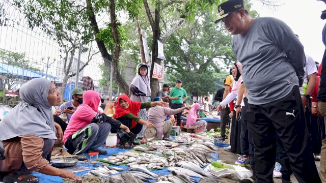 Pj Gubernur Sulsel Bahtiar Baharuddin, saat mengunjungi Pasar Sentral Lama Kabupaten Bone, Rabu (24/01/2024). (Istimewa)