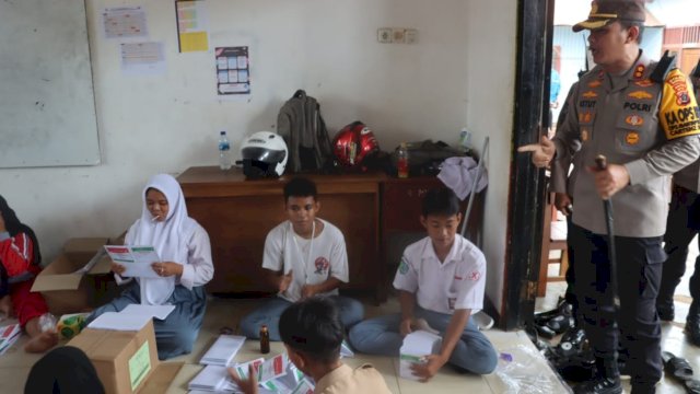 Pengecekan tahapan pelipatan surat suara Pemilu 2024 oleh Kapolres AKBP Merauke I Ketut Suarnaya. (Foto: Humas Polres Merauke)