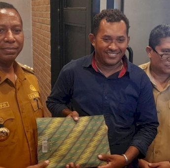 Apolo Safanpo Beri &lsquo;Award&rsquo; Atas Dukungan Jurnalis Terhadap Pemprov Papua Selatan