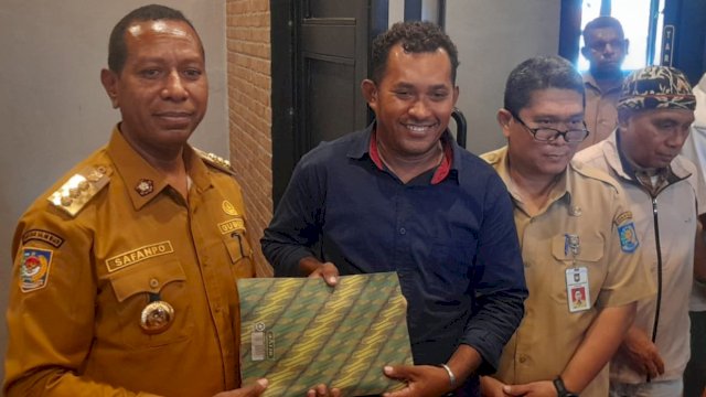 Penyerahan penghargaan oleh Pj Gubernur Apolo Safanpo, kepada Jurnalis Merauke Papua Selatan. (Foto: Hendrik Resi / republiknews.co.id)