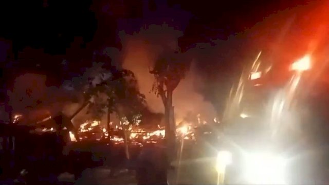 Petugas Pemadam kebakaran Jeneponto berjibaku memadamkan api. (Istimewa)