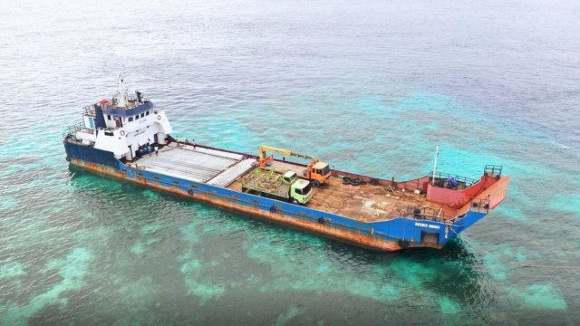 Upaya PLN dalam memobilisasi tiang menyebrang laut ke Desa Sambano dan Pulau Kapota, Kabupaten Wakatobi, Sulawesi Tenggara. (Istimewa)