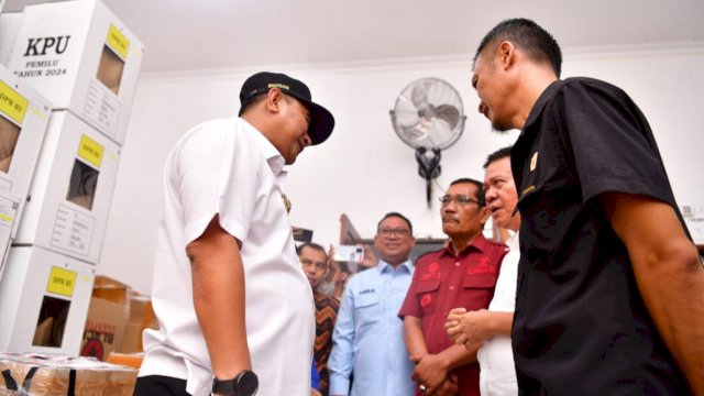 Pj Gubernur Sulsel Bahtiar Baharuddin, bersama Pj Wali Kota Palopo Asrul Sani, mengunjungi Gudang logistik KPU Kota Palopo, Kamis (25/01/2024). (Istimewa)