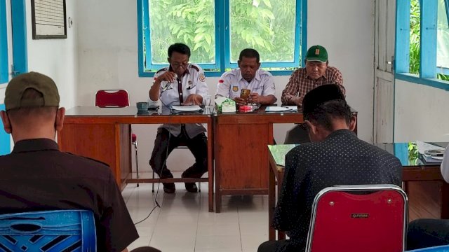 Kades Alimuddin D, ST bersama Ketua BPD Desa Bungaiya gelar rapat koordinasi. (Foto: Andi Rusman / Republiknews.co.id)
