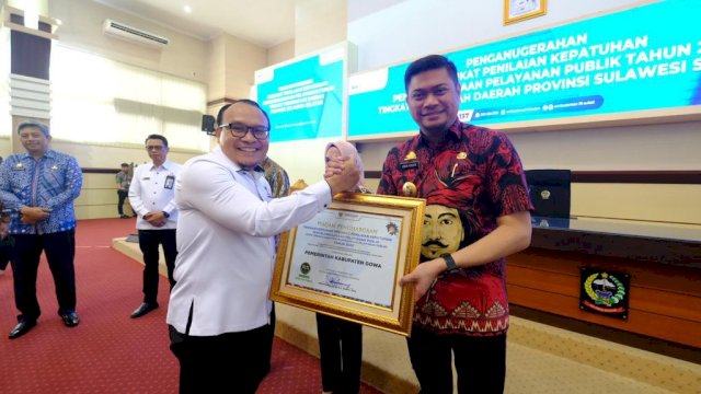 Bupati Gowa Adnan Purichta Ichsan saat menerima penghargaan dari Ombudsman RI di Ruang Rapat Pimpinan Gubernur Sulsel, kemarin. (Dok. Humas Gowa)