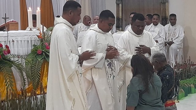 Imam Baru RD Wilfridus Fallo, Pr ketika memberikan berkat kepada orangtua dan keluarganya. (Foto: Hendrik Resi / republiknews.co.id)