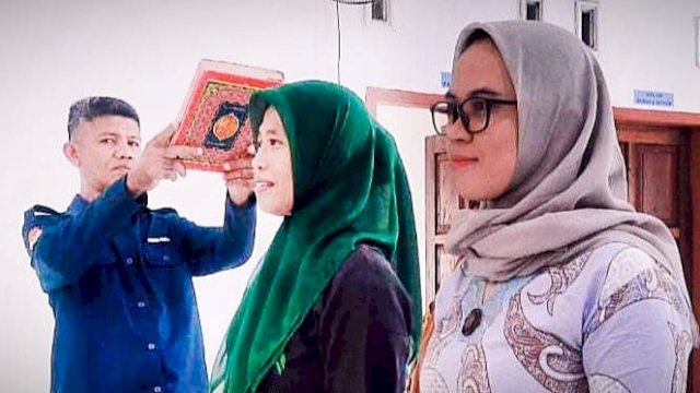 Mantan Komisioner KPU Kabupaten Kepulauan Selayar, Andi Nastuti, dilantik sebagai anggota KPPS Desa Onto Kecamatan Bontomatene. (Istimewa)