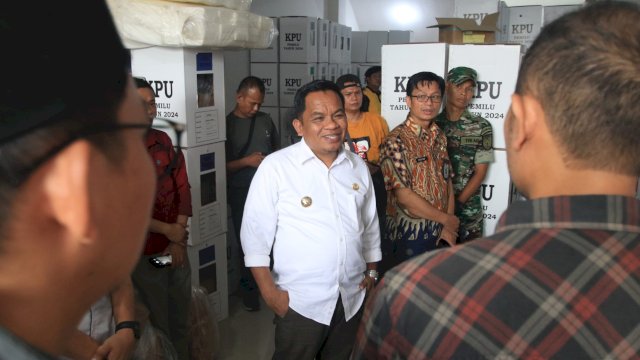 Pj Bupati Jeneponto, Junaedi Bakri, berbincang dengan Komisioner KPU Jeneponto saat melakukan peninjauan di Gudang Logistik KPU Jeneponto. (Istimewa)