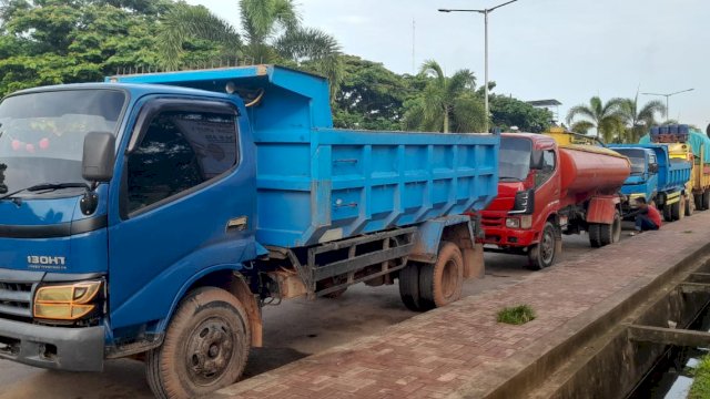 Antrian panjang truk di Jl. Brawijaya menuju SPBU Jl. Parako Merauke. (Foto: Hendrik Resi / republiknews.co.id)