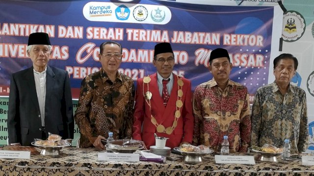 Ketua Yayasan SARI Sulawesi Selatan Dr. Rahmat Hasanuddin, M.M, melantik Rektor Universitas Coroaminoto Makassar Dr. Lukman Daris, S.Pi, M.Si, Jumat (26/01/2024). (Istimewa)