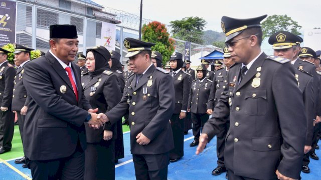 Pj Gubernur Sulsel Bahtiar Baharuddin, menyalami para pejabat dan pegawai Imigrasi saat Upacara Hari Bhakti Imigrasi ke-74 di Lapas Kota Palopo, Jumat (26/01/2024). (Istimewa)