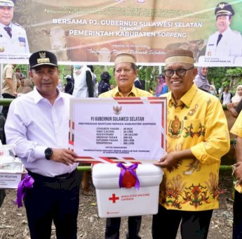 Bahtiar Baharuddin Serahkan Bantuan Rp2 Miliar untuk Rumah Tangga Miskin di Soppeng