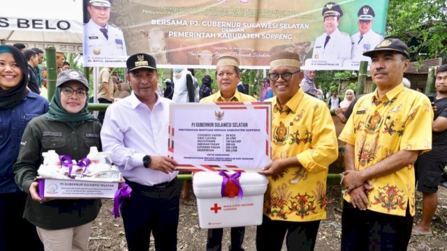 Bahtiar Baharuddin Serahkan Bantuan Rp2 Miliar untuk Rumah Tangga Miskin di Soppeng