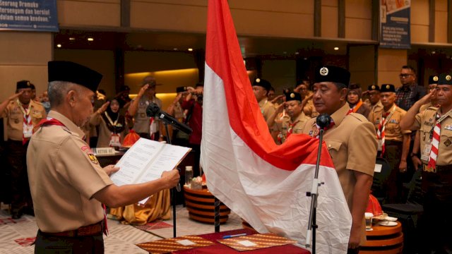 Sekjen Kwarnas Gerakan Pramuka, Mayjen TNI (Purn) Bachtiar, melantik Bahtiar Baharuddin sebagai Ketua Mabida Gerakan Pramuka Provinsi Sulsel, Sabtu (27/01/2024). (Istimewa)