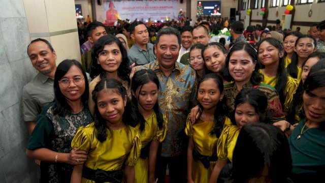 Pj Gubernur Bahtiar Hadiri Natal Bersama Keluarga Kristiani Pemprov Sulsel