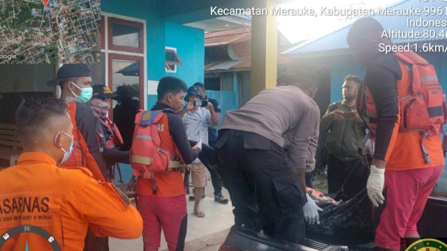 Jenazah korban, Martinus dievakusi oleh Tim SAR Merauke. (Foto: Humas Kantor SAR Merauke)