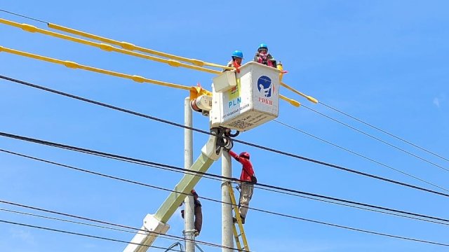 Petugas PLN melakukan penertiban dan penyegelan terhadap kabel serta Optical Distribution Point (ODP) ilegal yang terpasang di tiang listrik milik PLN di Palopo dan Malili, Sulawesi Selatan. (ist)