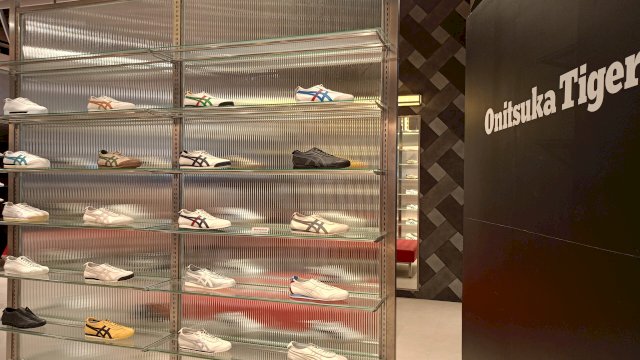 Brand Onitsuka Tiger kembali membuka store barunya di Makassar yang berlokasi di TSM Makassar, kemarin. (Dok. Chaerani/Republiknews.co.id)