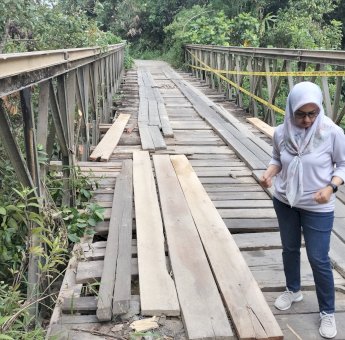 Tinjau Jembatan Salu Rongkong. Indah : Sudah Dilapor ke Gubernur