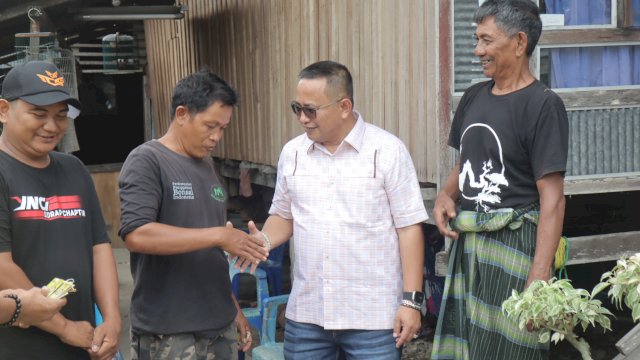 Anggota Komisi V DPR RI, Muhammad Fauzi saat mengunjungi salah satu warga penerima program aspirasinya di Kabupaten Sidrap, Rabu (24/1/2024). (Foto: Istimewa)