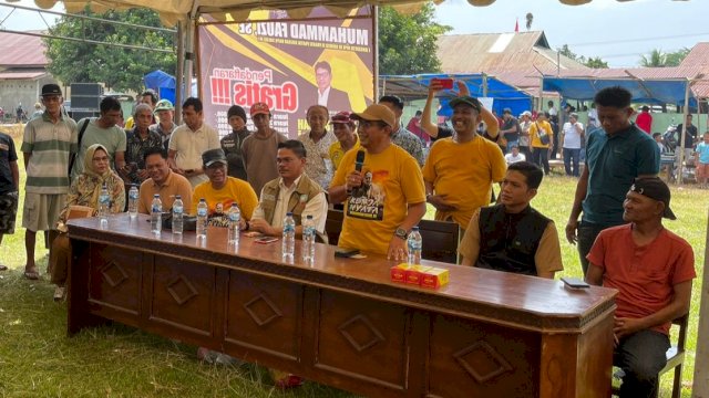 Anggota Komisi V DPR RI Muhammad Fauzi saat membuka Open Turnamen Domino Dapil Sulsel III di Lapangan Saptamarga, Kecamatan Sukamaju, Luwu Utara.