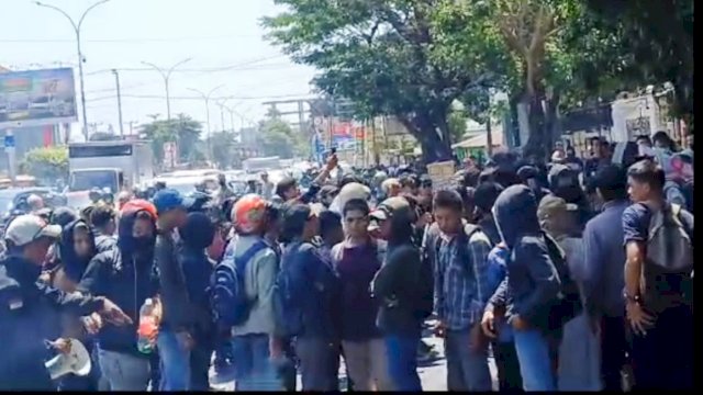 Ratusan mahasiswa yang tergabung dalam Aliansi Mahasiswa Bone menggelar aksi di kantor Gubernur Sulawesi Selatan dan Kantor Bawaslu Sulsel, Makassar, Rabu (3/1/2024). (Foto: Istimewa)