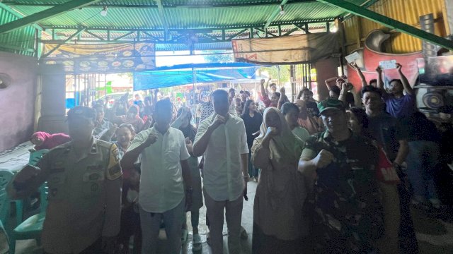 Anggota DPRD Sulsel, Edward Wijaya Horas saat menggelar kegiatan pelaksanaan APBD Sulsel di Kelurahan Tamalabba, Kecamatan Ujung Tanah, Makassar, Rabu (27/12/2023). (Foto: Istimewa)
