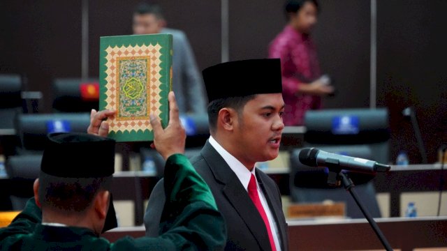 Muhammad Aslim saat dilantik sebagai PAW Anggota DPRD Sulsel sisa masa jabatan periode 2019-2024 dalam rapat paripurna DPRD Sulsel, Jumat (5/1/2024). (Foto: Istimewa)