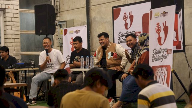 Suasana diskusi bertema ‘Saatnya Didengar’ yang dihadiri pemuda Maros bersama Andi Amar Ma'ruf Sulaiman di Kafe Concrete, Maros, Jumat (5/1/2024). (Foto: Istimewa)