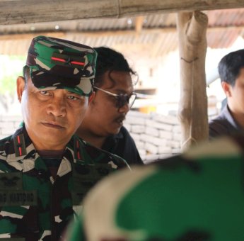 Danrem 141 Toddopuli Target Bangun 10 Rumah dari Batako Huadi Group