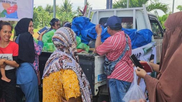 Pasar Murah Silewaki yang digagas caleg PPP DPRD Gowa, Fatahuddin Dg Lewa mulai beroperasi di Dusun Tamanyyeleng, Desa Tamanyyeleng, Barombong, Jumat (5/1/2024). (Foto: Istimewa)