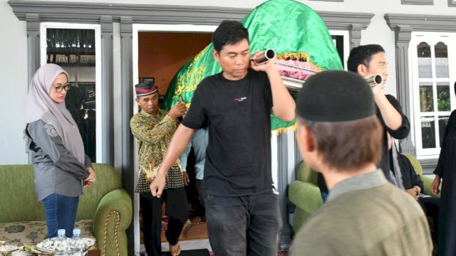 Bupati Luwu Utara Indah Putri Indriani sesaat sebelum melepas jenazah jenazah Kepala Desa Minanga. 