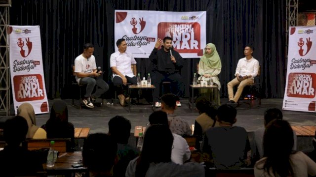Caleg DPR RI Partai Gerindra dari Dapil Sulsel II, Andi Amar Ma'ruf Sulaiman menggelar diskusi 'Saatnya Didengar' di Teras Caffe, Kabupaten Bone, Minggu (7/1/2024) malam. (Foto: Istimewa)